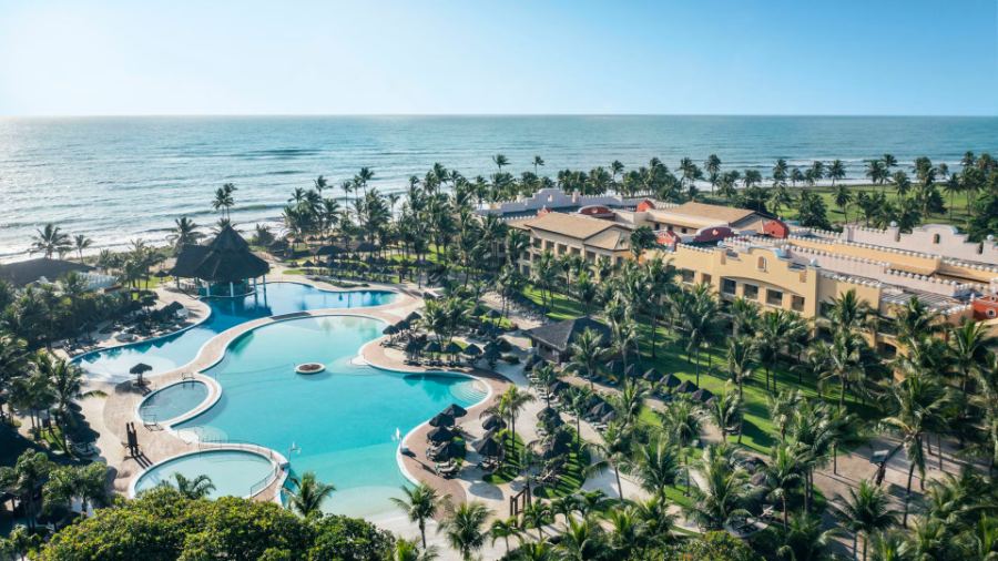 Vista aérea das piscinas do Iberostar Waves Bahia, de frente para o mar