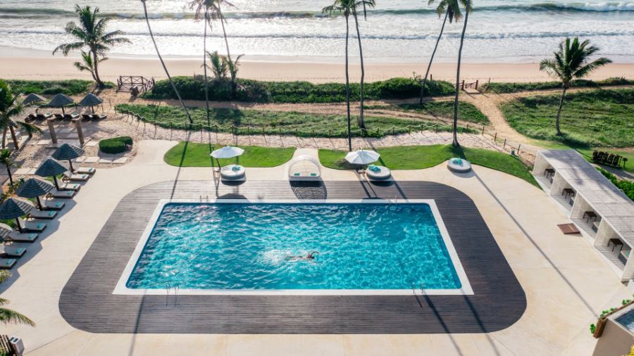 Piscina do hotel com vista para a Praia do Forte