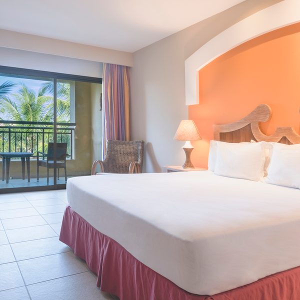Quarto do Iberostar Waves Bahia com cama de casal e varanda