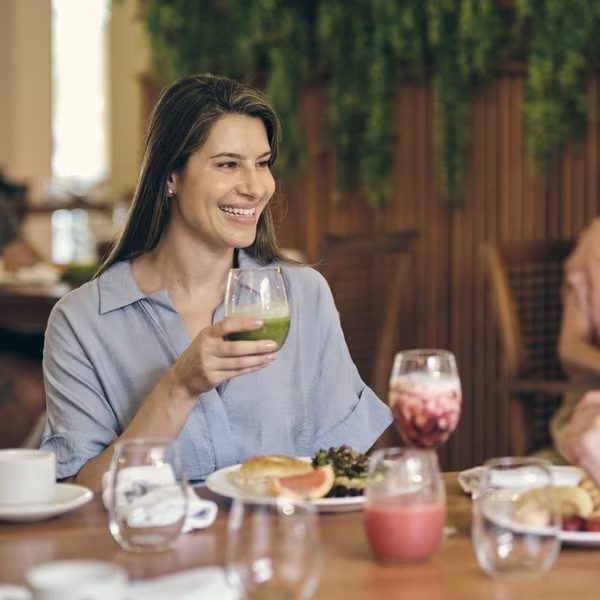 Momento de gastronomia e drinks no hotel