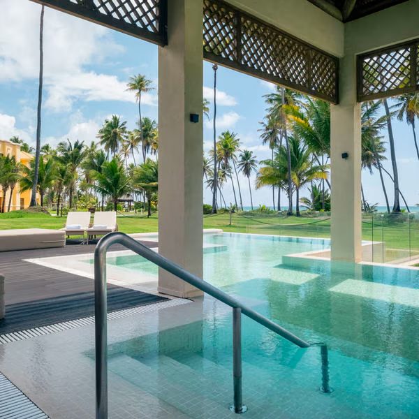 Piscina com deck de madeira do hotel